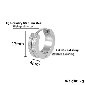 Detail von 13mm silbernen Titanstahl-Creolen mit mattierter Textur und polierter Innenseite