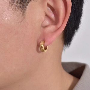 Manchette d'oreille minimaliste en acier inoxydable doré mat sur un modèle
