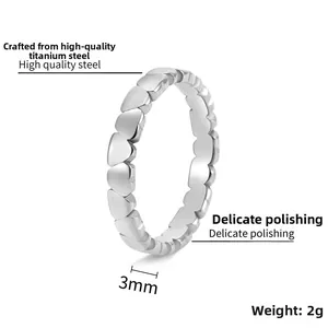 Detailed view of heart-shaped chain ring in silver titanium steel with 3mm band width