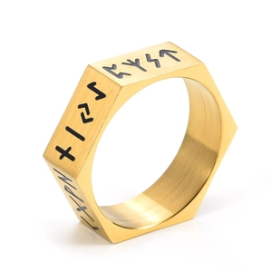 Vue détaillée de la bague hexagonale en acier titane doré avec gravure de runes nordiques