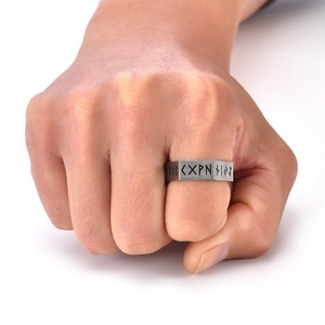 Vue détaillée de la bague runique viking en acier titane brossé avec bords facettés