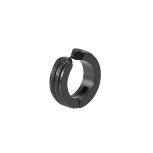 Détail macro du clip d'oreille noir en acier inoxydable avec finition sablée à double rangée