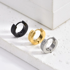 Detailansicht der matten und polierten Edelstahl-Creolen in Schwarz, Gold und Silber