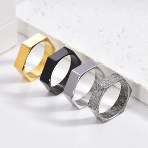 Bagues hexagonales industrielles en finitions or, noir, argent et acier vintage