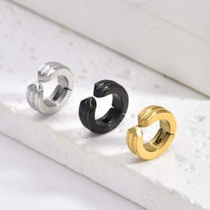 Lot de trois boucles d'oreilles clips en acier inoxydable argent, or et noir avec fini mat