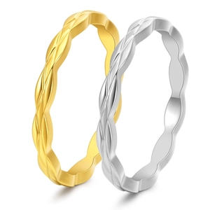 Detailansicht strukturierter Ringe in Gold und Silber mit rautenförmigem Rautenmuster