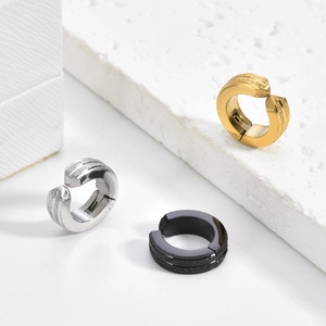 Lot de trois boucles d'oreilles clips en acier noir, argent et or avec finition mate
