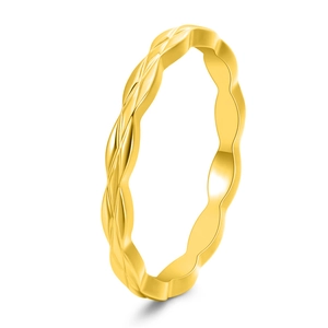 Minimalistischer Ring aus 18K vergoldetem Titanstahl mit Rautenmuster auf weißem Hintergrund