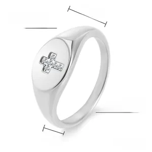 Vue macro de la bague croix en acier titane poli montrant la largeur de 8mm du plateau