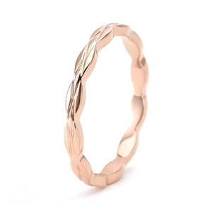 Detaillierte Makroansicht eines Roségold-Stapelrings mit strukturiertem Flechtmuster