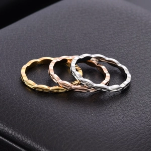 Dreiteiliges stapelbares 18K vergoldetes Titanstahl Ring-Set in Gold, Roségold und Silber