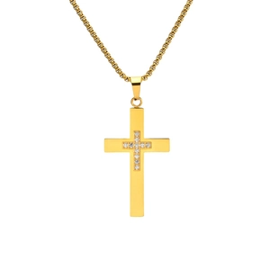 Vue détaillée du pendentif croix en titane doré avec cristaux et chaîne à billes