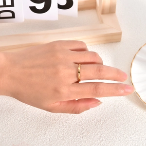 Nahaufnahme eines goldenen Kordelrings am Finger mit elegantem Lifestyle-Hintergrund