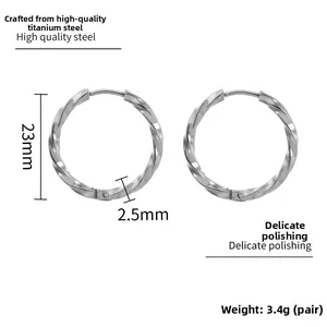 Dettaglio macro di orecchini a cerchio intrecciati argento 23mm in titanio