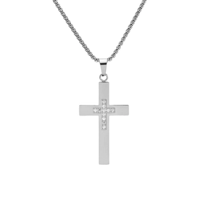 Collier pendentif croix en acier poli avec pierres de zircon sur une chaîne maille