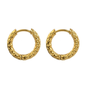 Boucles d'oreilles créoles dorées avec texture martelée en acier inoxydable plaqué or 18 carats