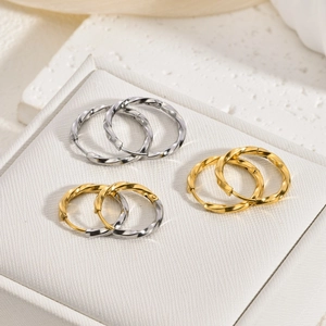 Set di orecchini a cerchio ritorti in oro, argento e acciaio bicolore placcato oro 18K