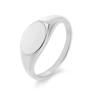 Détail d'une bague chevalière en argent poli avec surface ovale lisse et finition métal