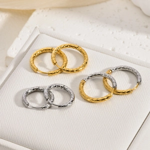Set aus drei Paar strukturierten Creolen in Gold und Silber mit Rautenmuster-Gravur