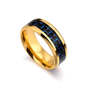 Vue détaillée bague en titane doré avec incrustation en fibre de carbone bleu et noir