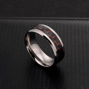 Détail macro d'une bague pour homme en acier titane avec incrustation de fibre de carbone