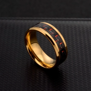 Vue de profil de la bague dorée polie avec fibre de carbone noire et insert quadrillé rouge