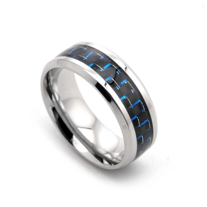 Bague en acier titane avec insert en fibre de carbone noire et motifs géométriques bleus