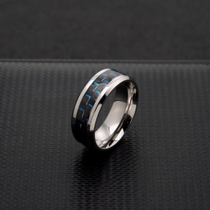 Bague pour homme en acier inoxydable avec insert en carbone bleu poli