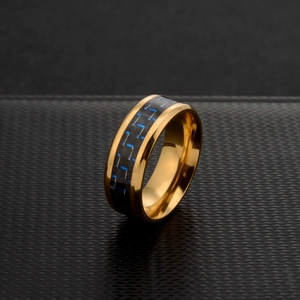 Bague en acier titane avec finition dorée et insert en fibre de carbone bleue