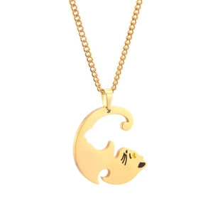 Détail d'un collier pendentif chat doré avec des moustaches en émail noir et fini poli