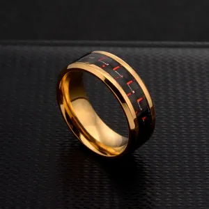 Bague en acier inoxydable doré poli avec incrustation de carbone noir et rouge