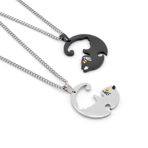 Colliers puzzle chat en acier titane poli pour couples en finitions noir et argent
