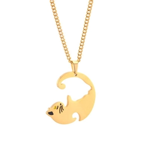 Collier minimaliste en acier titane doré avec pendentif chat sur fond blanc