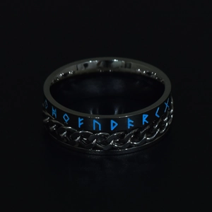 Détail macro d'une bague chaîne Viking noire avec runes bleues et texture acier punk