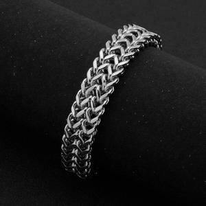 Bracelet double couche en acier inoxydable poli pour hommes sur support de vente noir