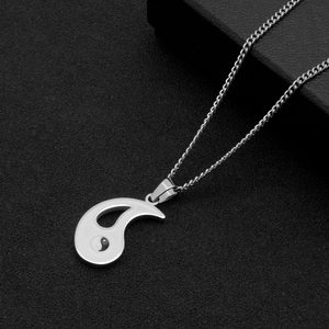 Collier avec pendentif goutte Tai Chi Yin Yang en acier inoxydable sur fond noir