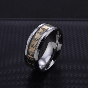 Détail de la bague en acier titane avec motifs papillons lumineux et insert carbone
