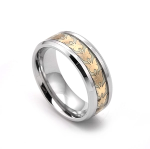 Bague lumineuse en acier titane avec motif papillon et insert en fibre de carbone