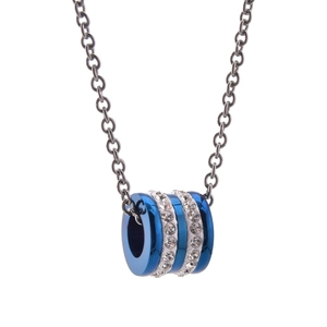 Détail du pendentif cylindrique bleu avec cristaux blancs et chaîne en métal noir