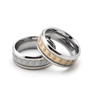 Bagues de couple lumineuses en titane avec motifs de feuilles sur fond blanc