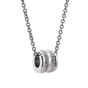 Collier en acier titane avec trois anneaux en cristal sur chaîne O argentée