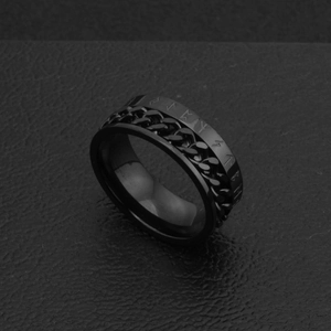 Détail de la bague rotative noire en titane avec runes nordiques gravées