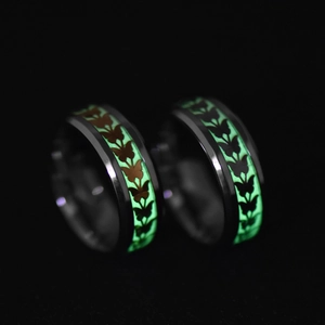 Bague lumineuse en acier inoxydable noir avec motif papillon vert phosphorescent