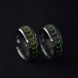 Bague lumineuse en acier titane avec motif papillon vert et finition carbone noir