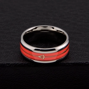 Vue détaillée de la bague en acier avec fibre de carbone rouge et motifs flèches dorés
