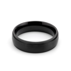 Vue macro de la bague en acier noir mat avec bords en escalier et intérieur poli brillant