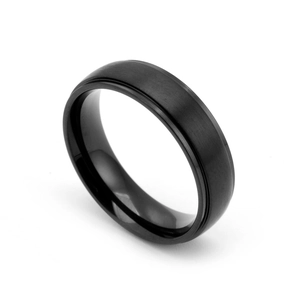 Détail de la bague en acier noir mat avec finition brossée et intérieur poli miroir