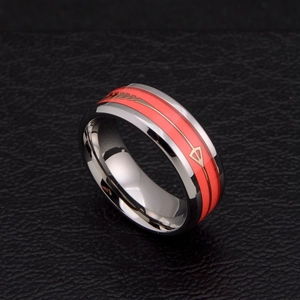 Macro d'une bague en acier avec incrustation orange et motifs de flèches dorées sur cuir