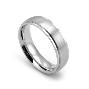 Bague homme en titane plaqué or 18K avec centre mat brossé et bordures biseautées polies