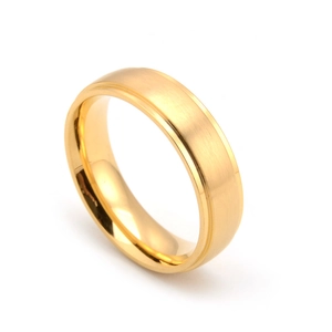 Gros plan d'une bague en acier plaqué or 18K avec surface brossée et bordure polie
